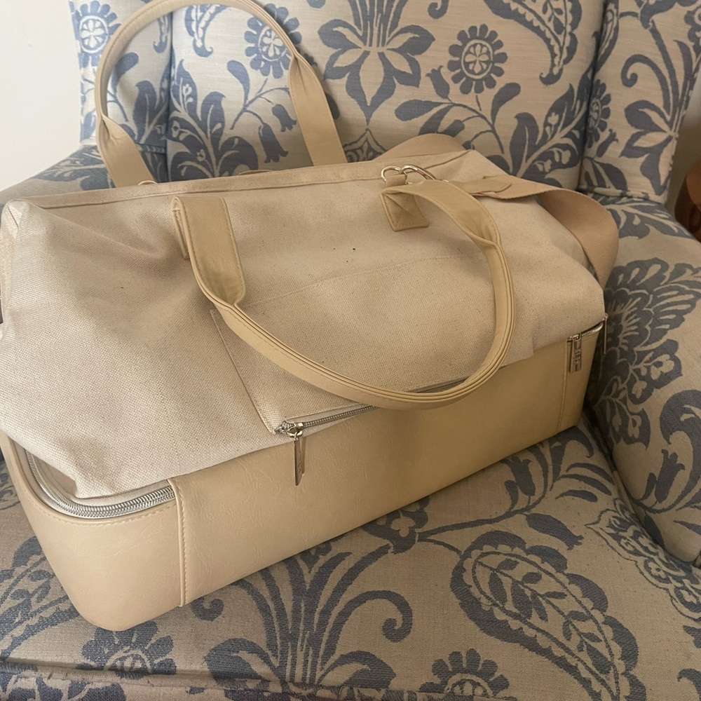 Lightly Used Beis Weekender Bag
